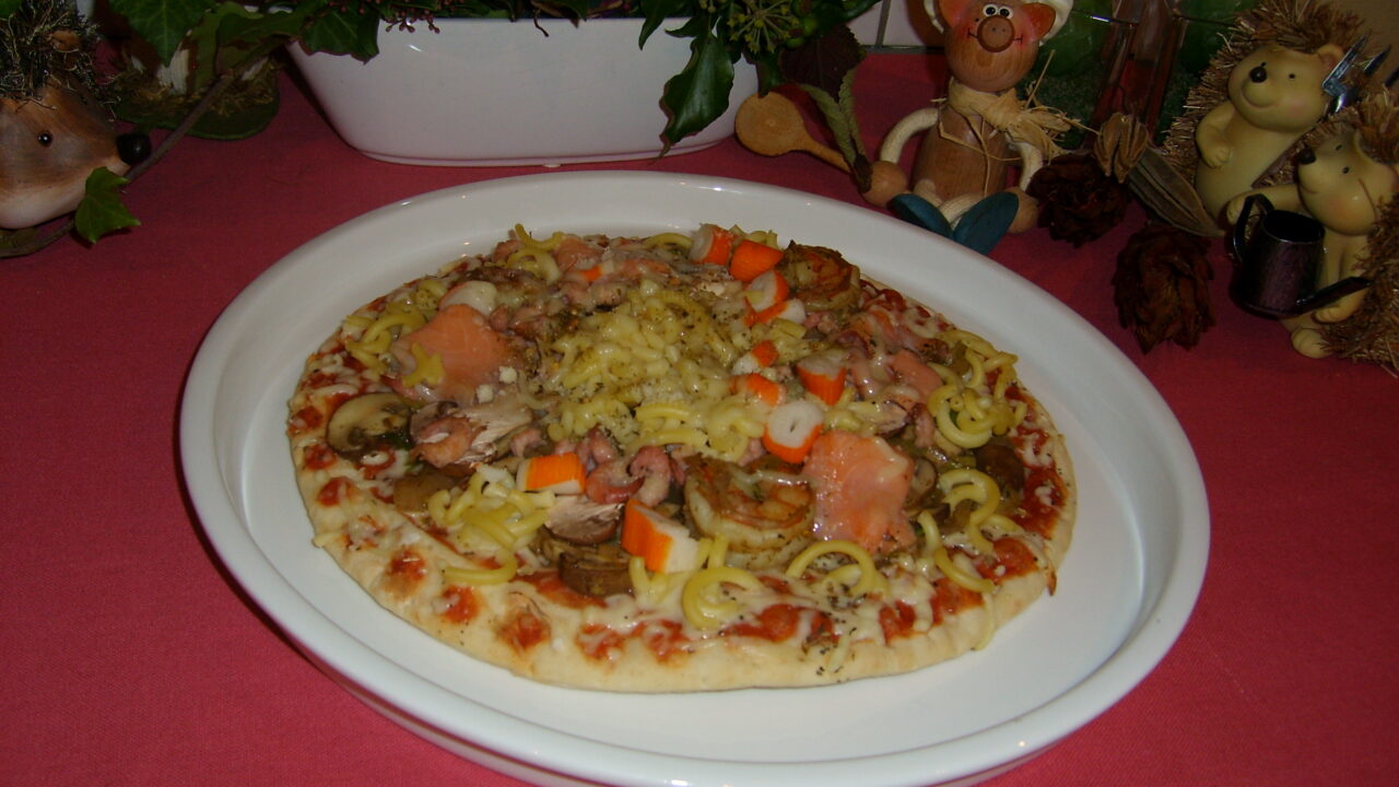 Pizza-pasta met zeevruchten