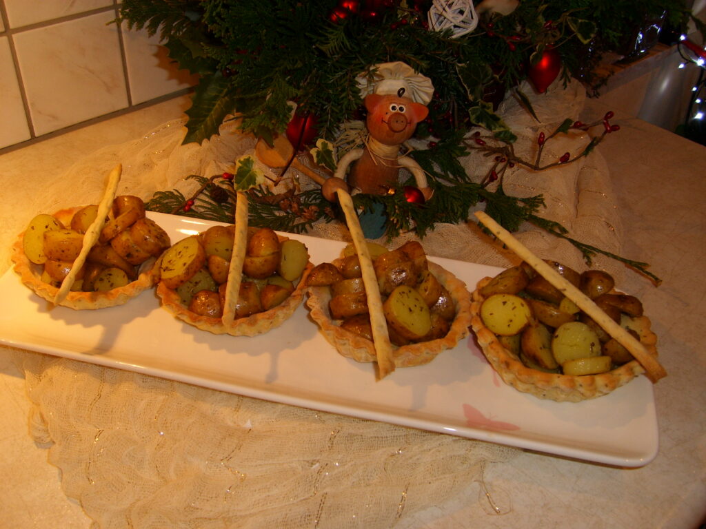 Aardappelkrieltjes in hun jasje in een hartig taartje