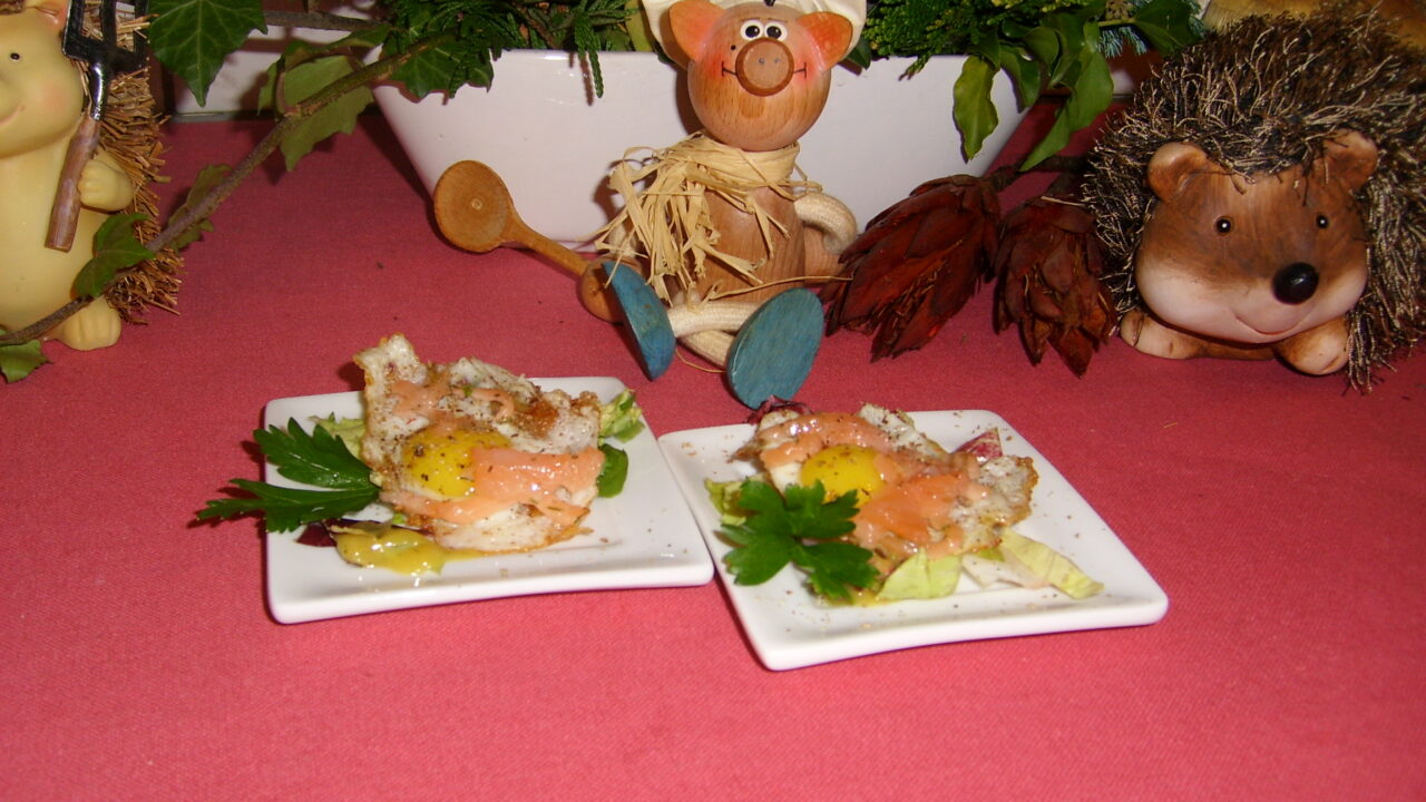 Hapje : kwartelspiegelei met gerookte zalm