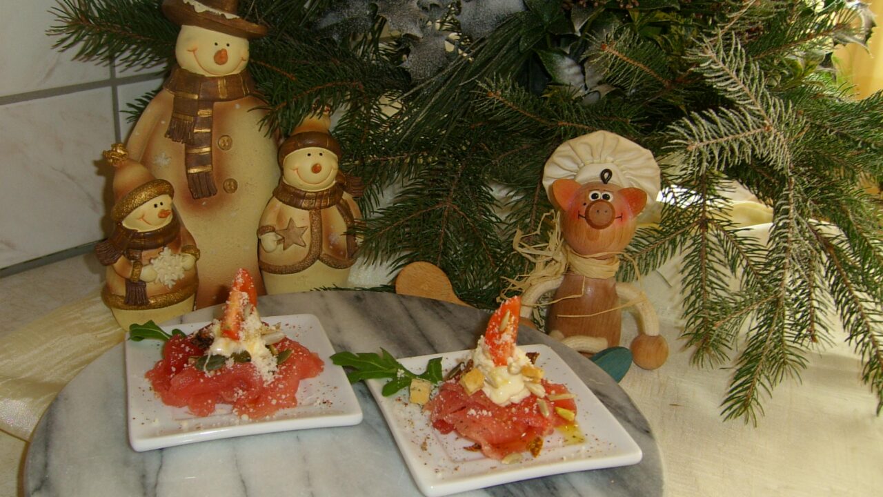 Hapje : verse tonijncarpaccio met zijn garnituren