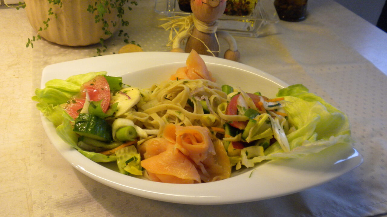 Koude schotel met gerookte zalm