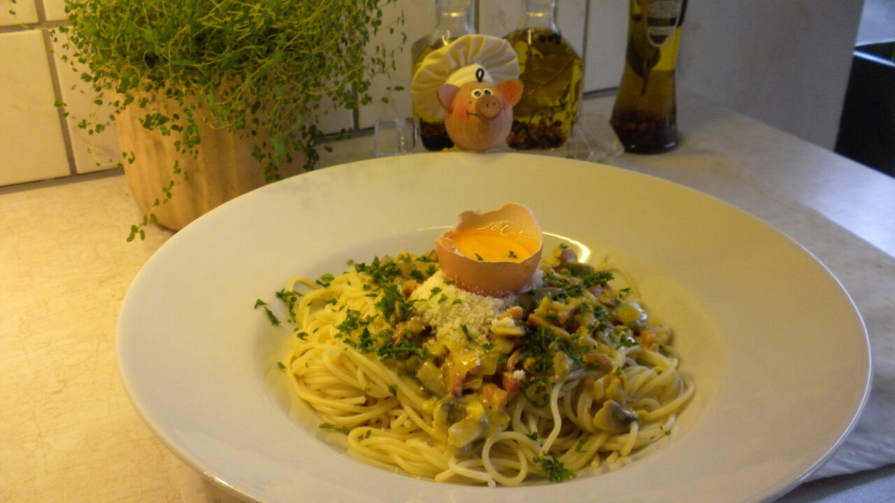 Pasta met curry-spekblokjes en kipblokjes