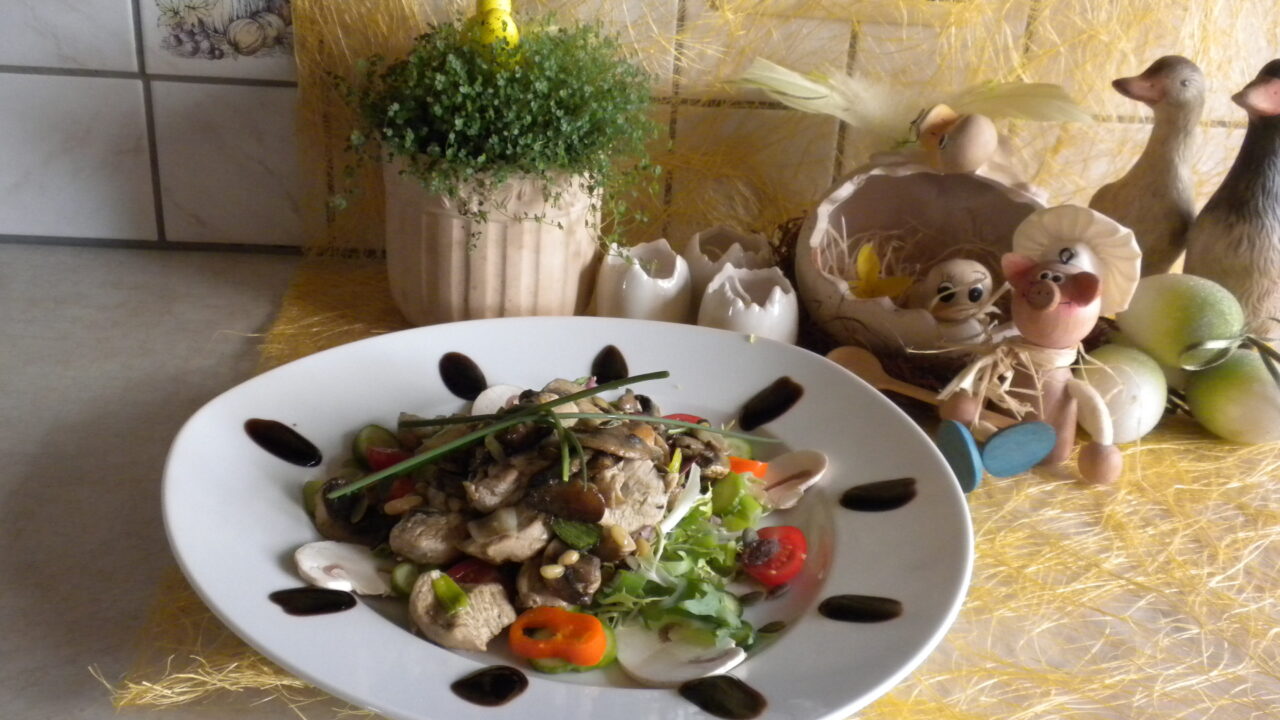 Salade met lauwe kalkoenblokjes