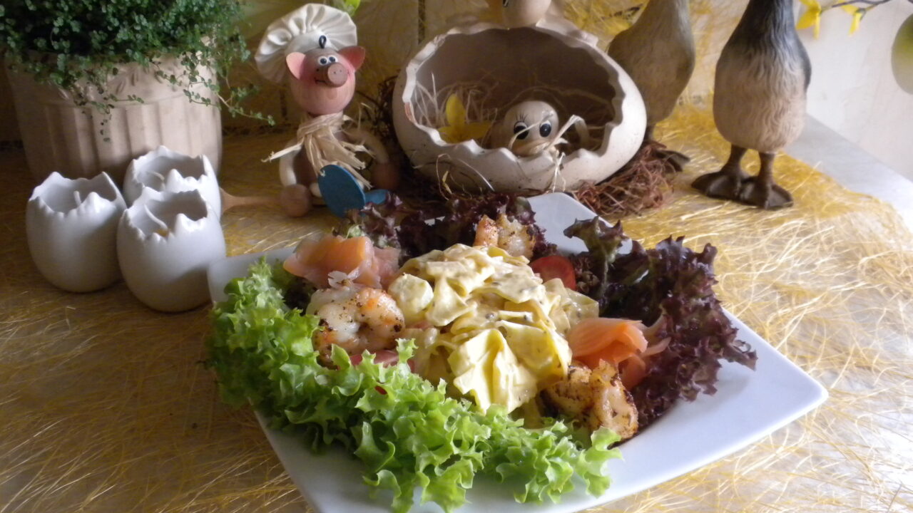 Salade van scampi, gerookte zalm en pasta