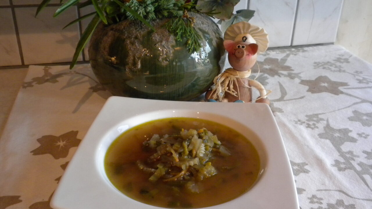 Soep : witte selder met vleesbouillon
