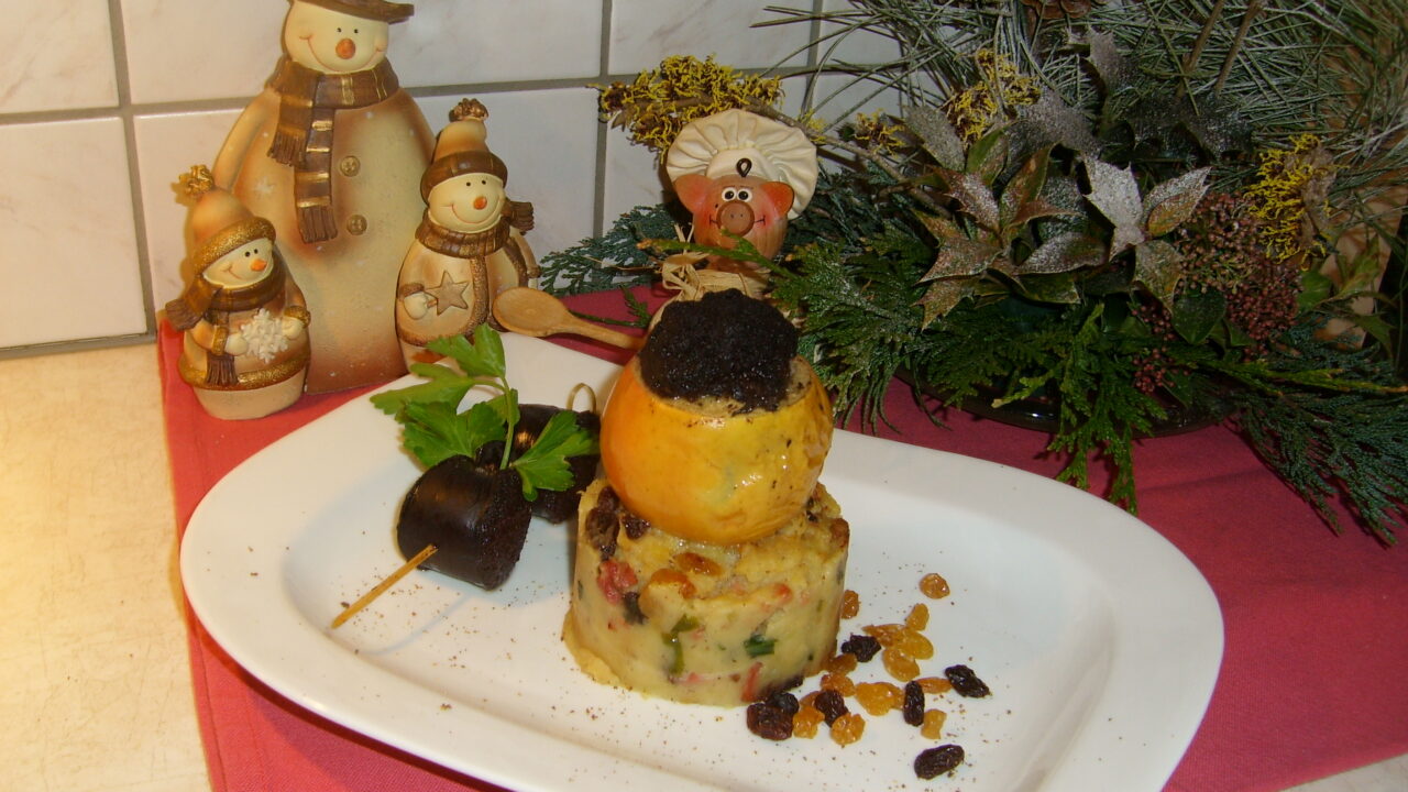 Appeltje met beuling op een torentje van puree