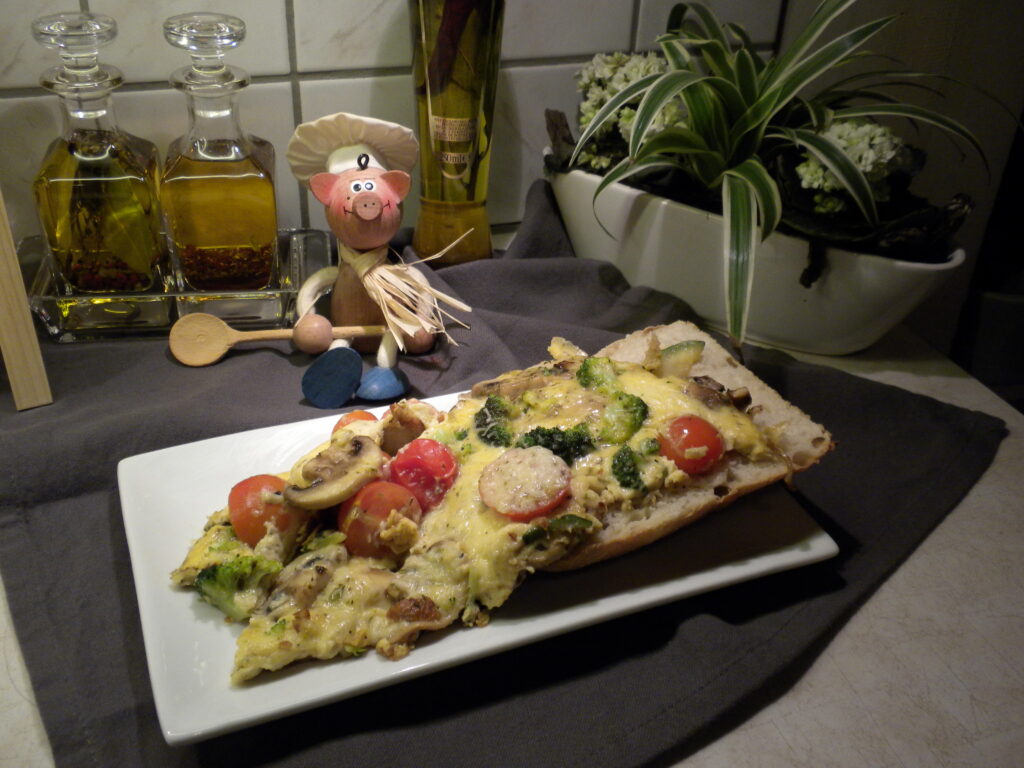Notenbrood belegd met ei en een paletje van groenten