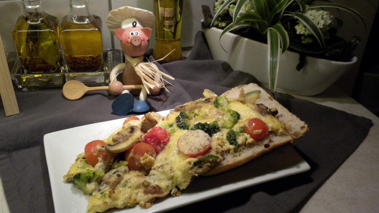 Notenbrood belegd met ei en een paletje van groenten