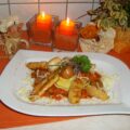 Pasta verwend met vis badend in een sausje