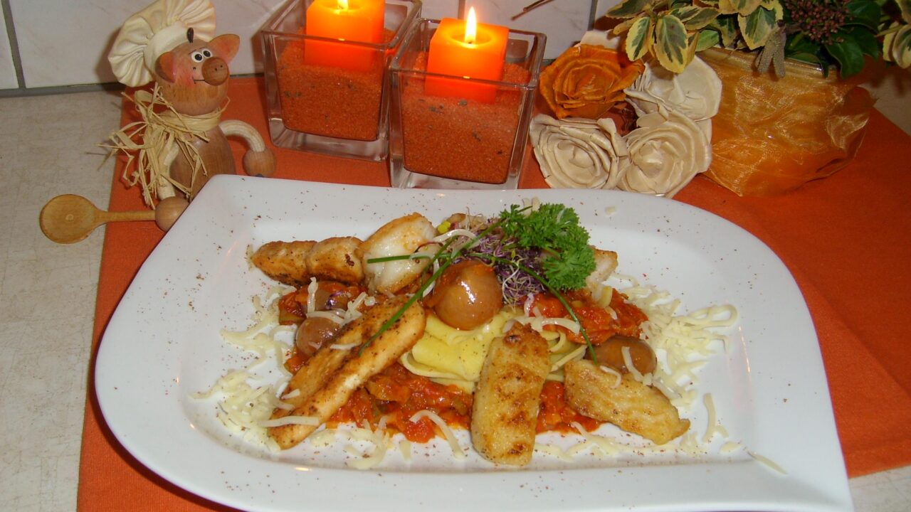 Pasta verwend met vis badend in een sausje