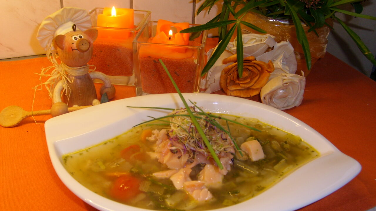 Soep : heldere bouillon met een trio van vis