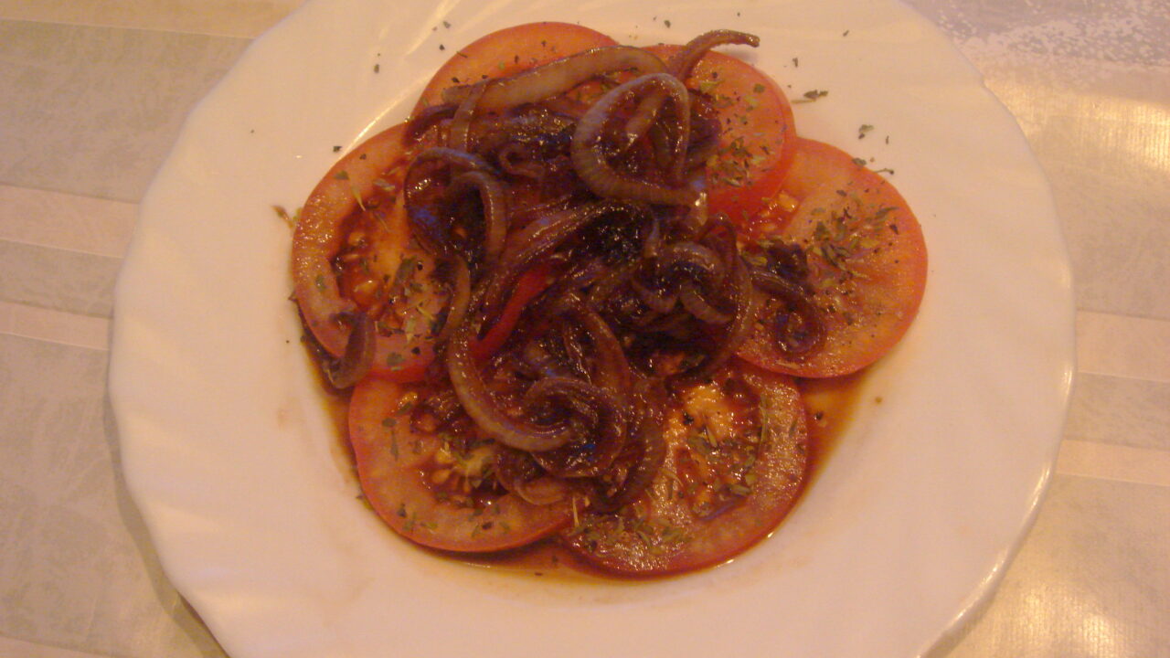 Tomatensalade met gekarameliseerde ui