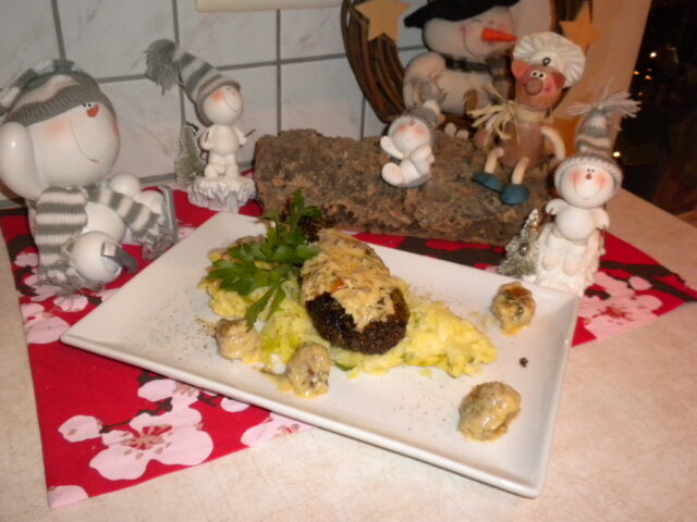 Vleesbroodje op een bedje van aardappel-prei puree