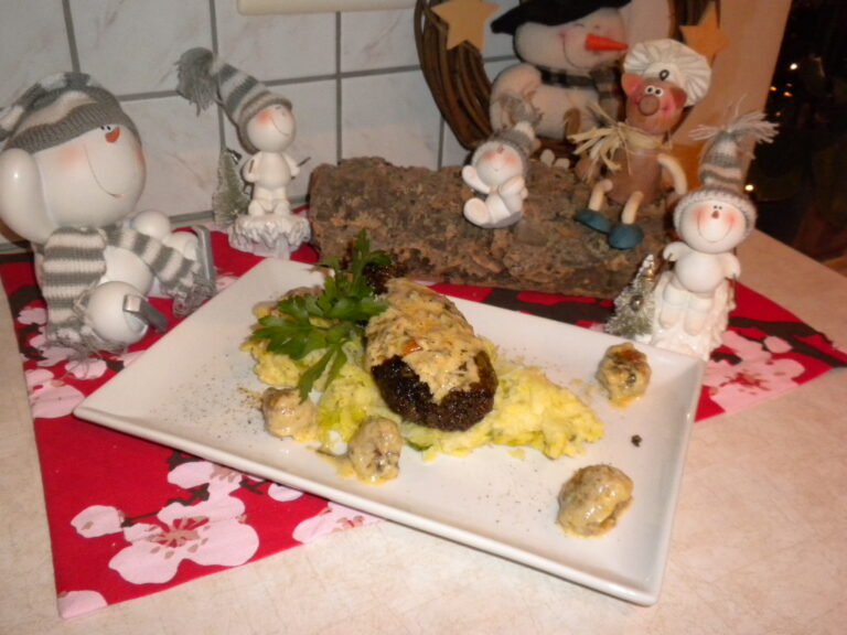 Vleesbroodje op een bedje van aardappel-prei puree