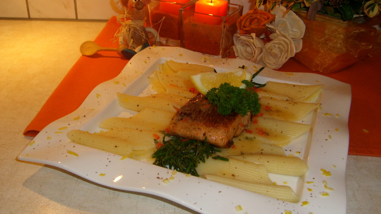 Zalm op een bedje van pasta met citroensaus