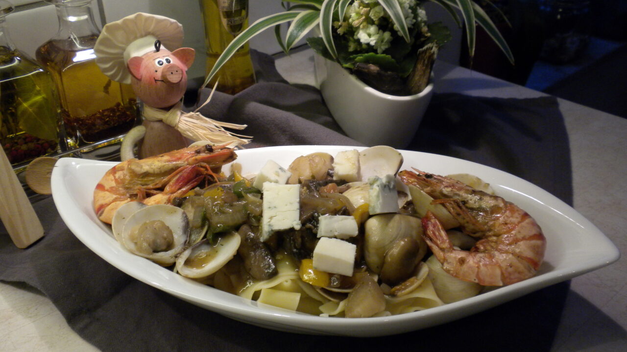 Clams met gorgonzola op een bedje van pasta
