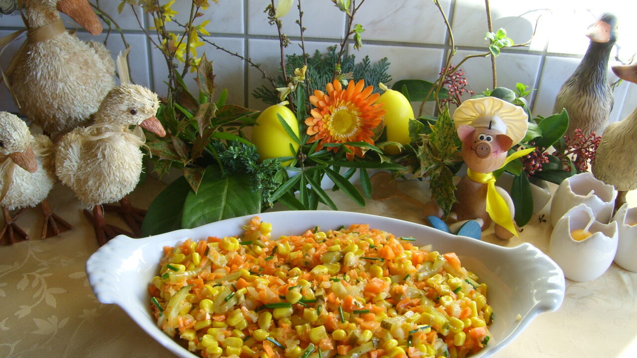 Frisse salade in paaskleuren