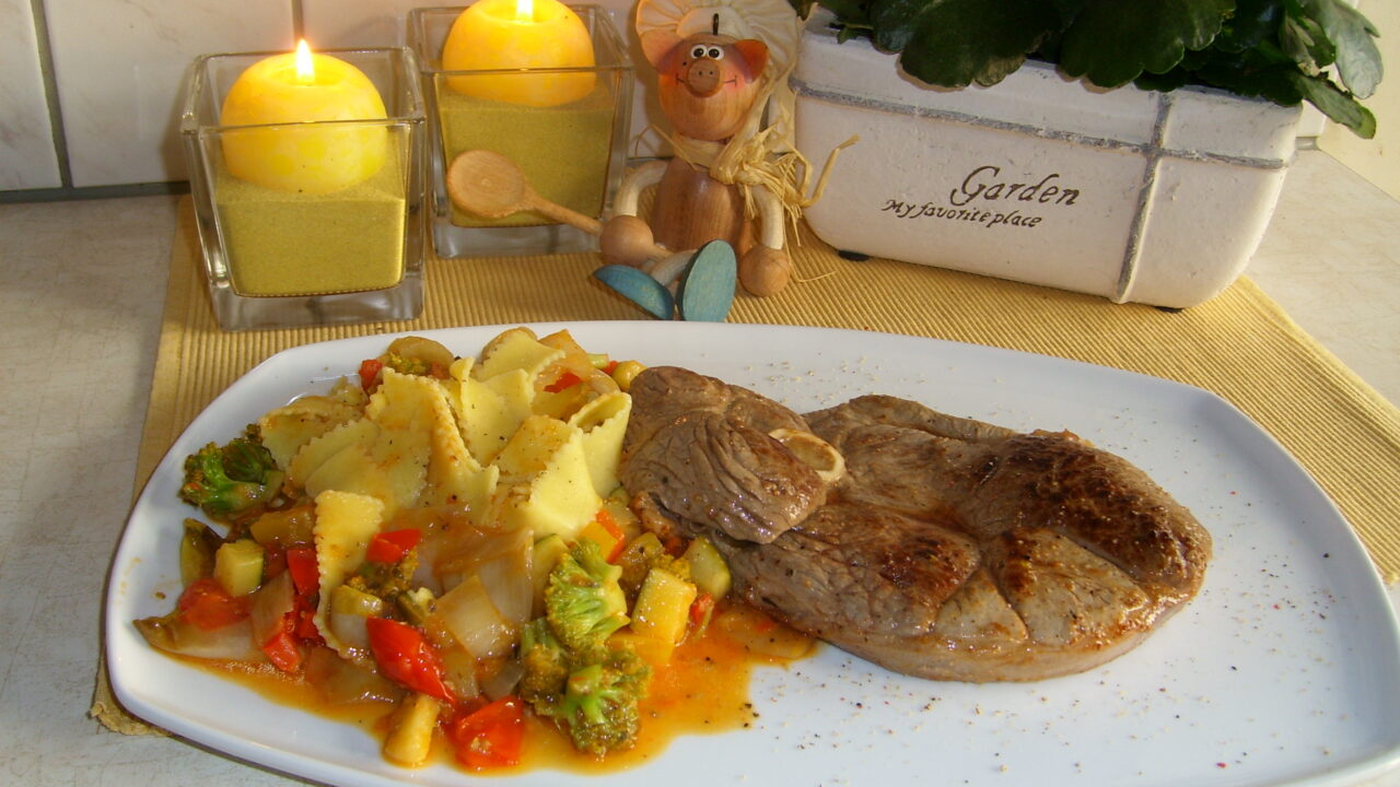 Lamsboutsnede met pasta en frisse groenten