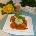 Boontjes in tomatensaus met bouletten met peterselie-aardappelen