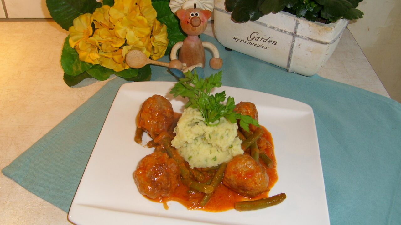 Boontjes in tomatensaus met bouletten met peterselie-aardappelen