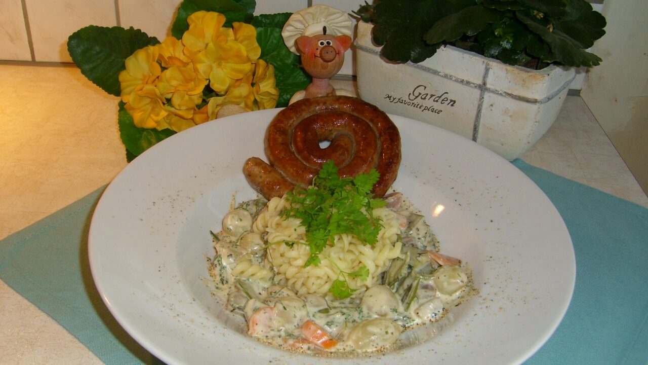 Spirelli met een kervelgroenten sausje en worst