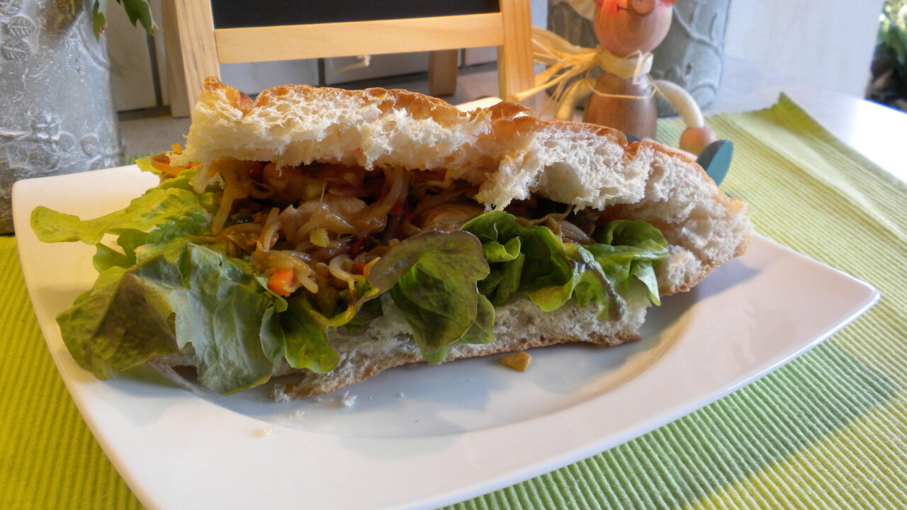 Turks brood met verse groenten en kip