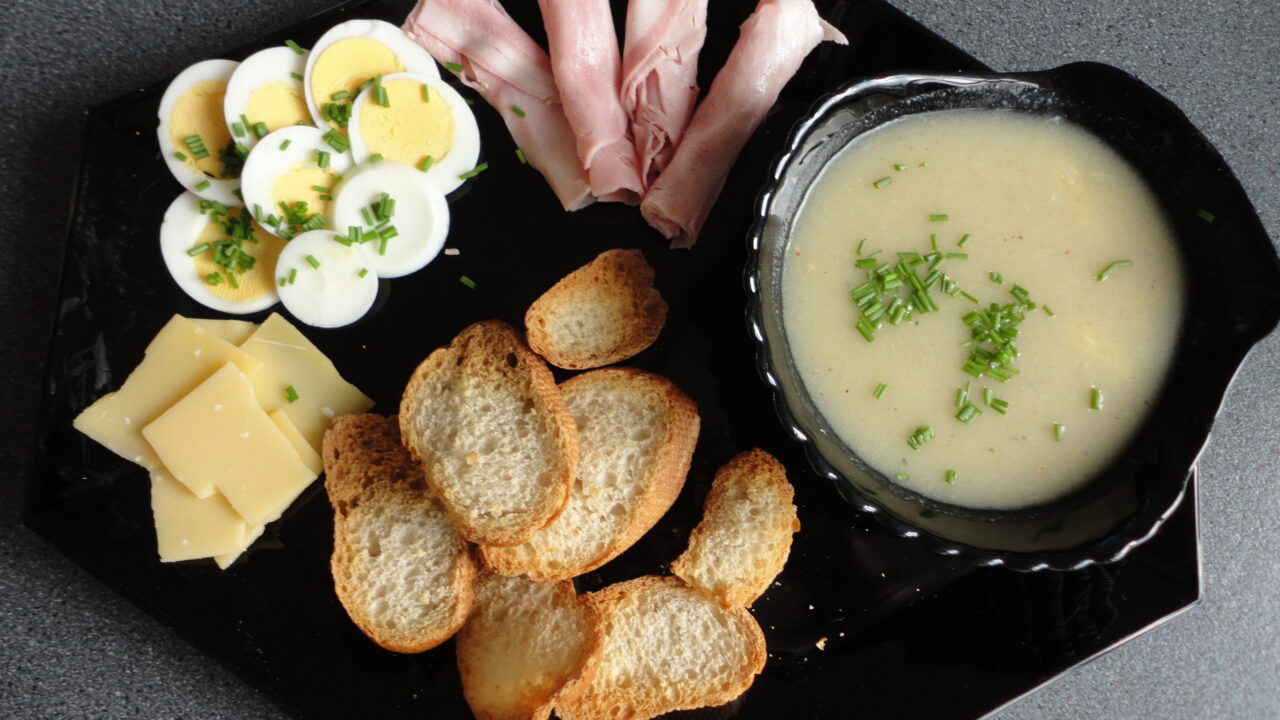 Aspergesoep met hapjes
