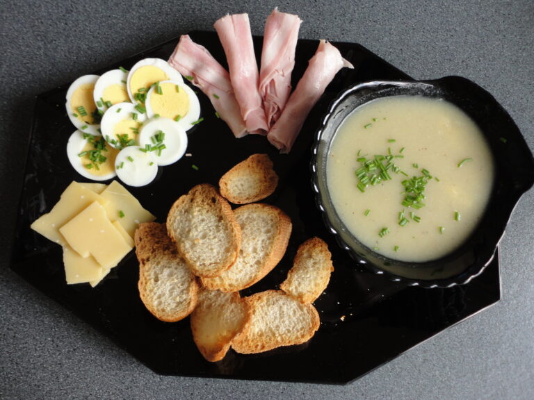 Aspergesoep met hapjes
