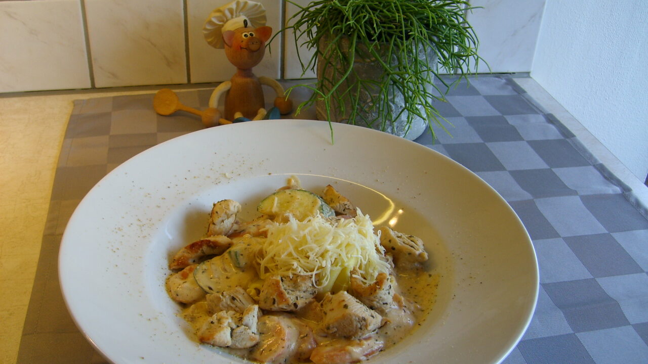 Pasta met kalkoenblokjes in een kaassausje
