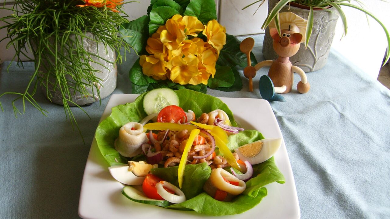 Frisse salade van zeevruchten