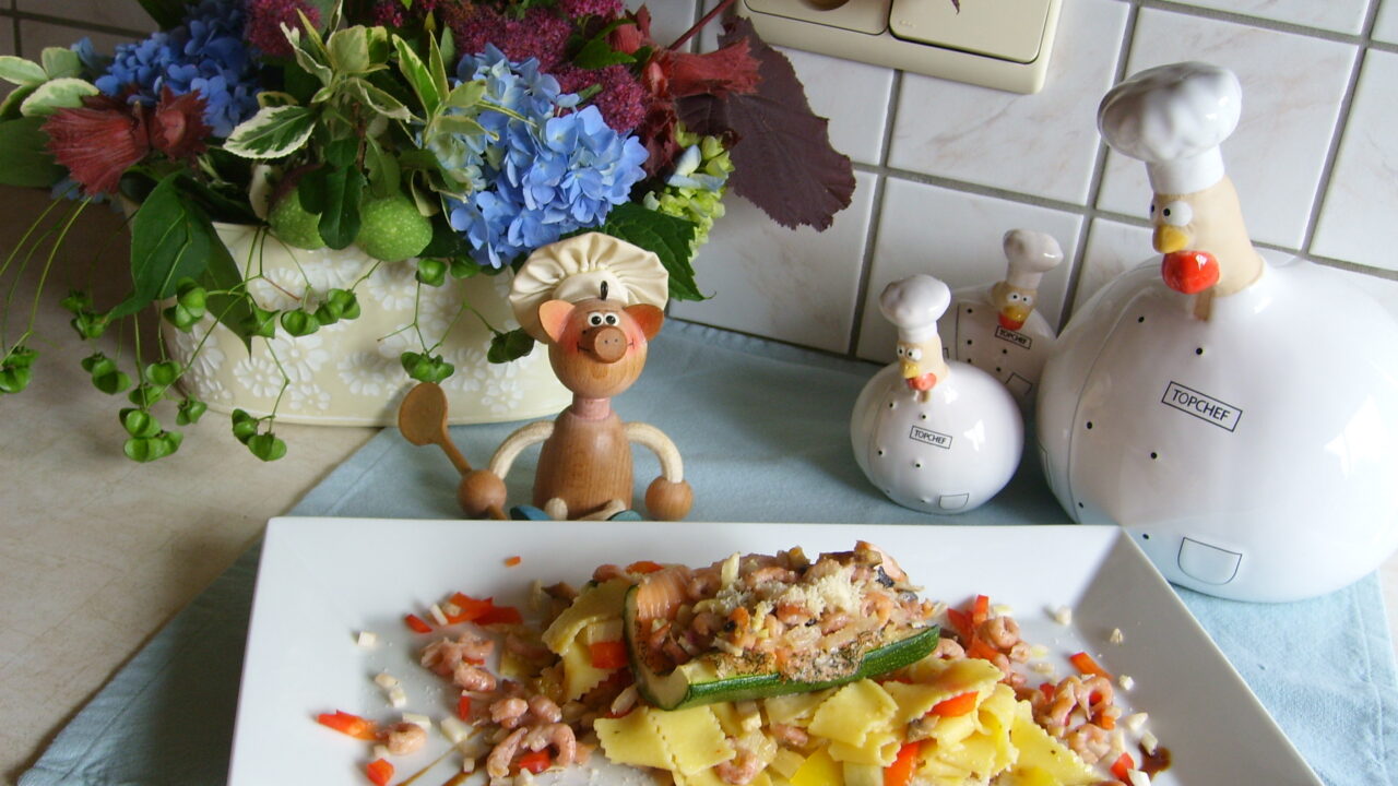 Gevulde courgette op een bedje van pasta