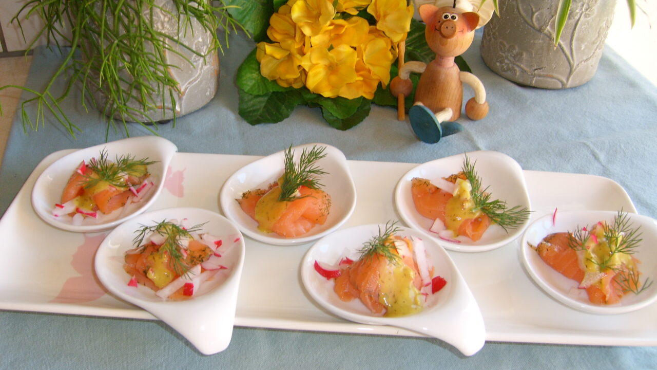 Hapje: gerookte zalm met radijsjes