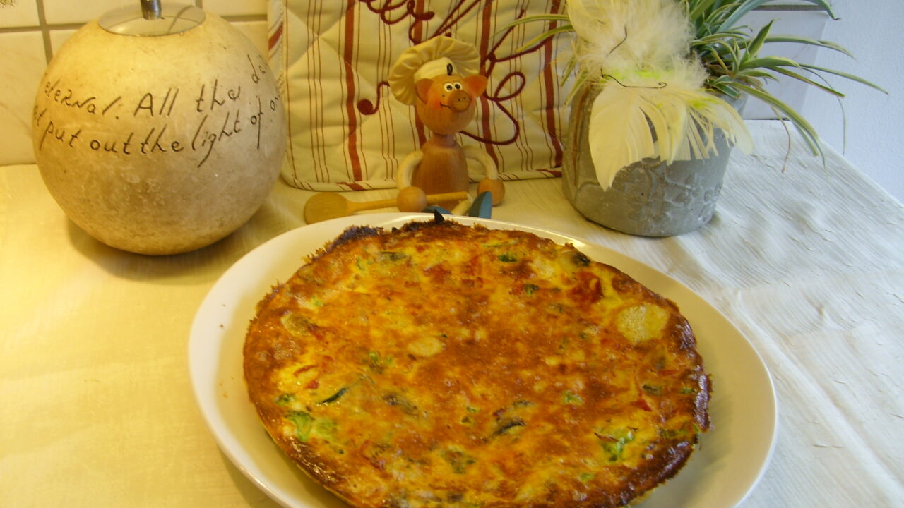Omelet goed gevuld met groenten en chorizoham
