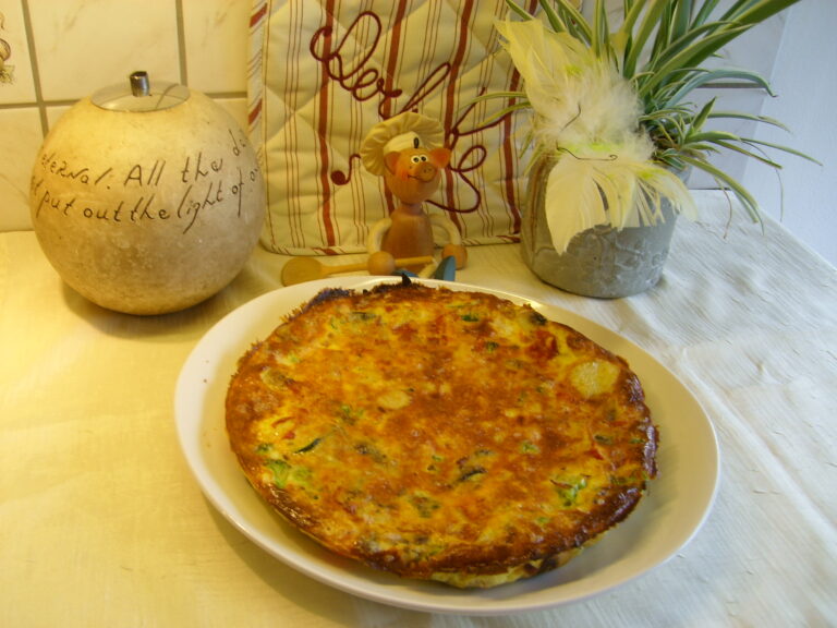 Omelet goed gevuld met groenten en chorizoham