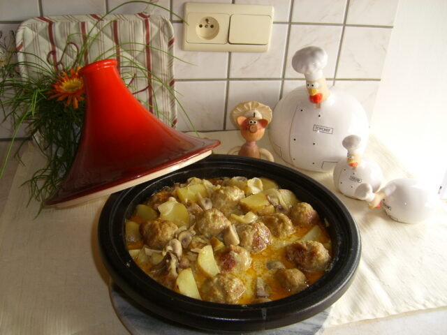 Tajine: bouletten met champignons in kokosmelk