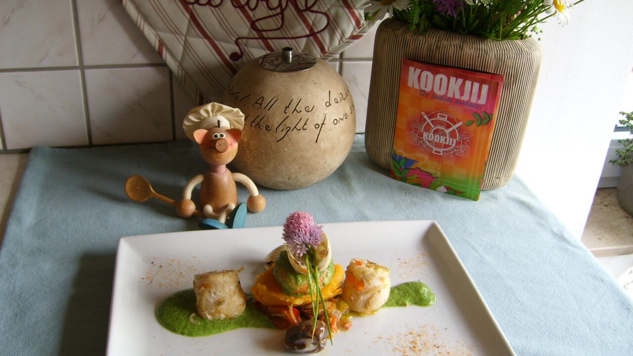 Zeetongrolletjes gevuld met zalm met een sausje van rucola