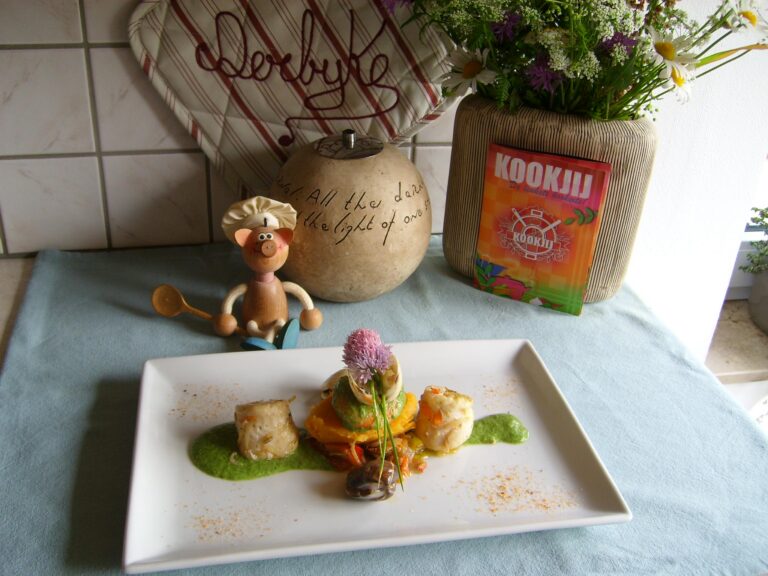 Zeetongrolletjes gevuld met zalm met een sausje van rucola