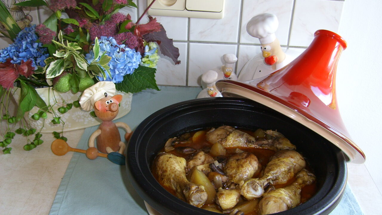 Tajine: kippenboutjes in rode wijn met een waaier van paddenstoelen