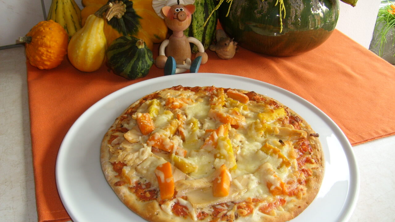 Pizza met tonijn en opgelegde wortelen met mierikswortel
