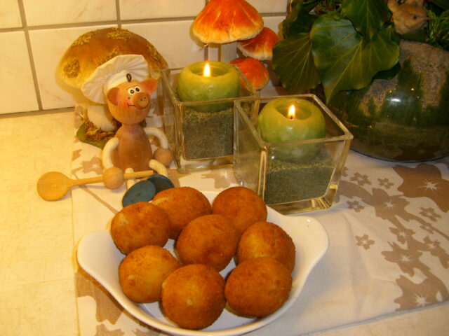 Aardappelappelbollekes met rozijnen