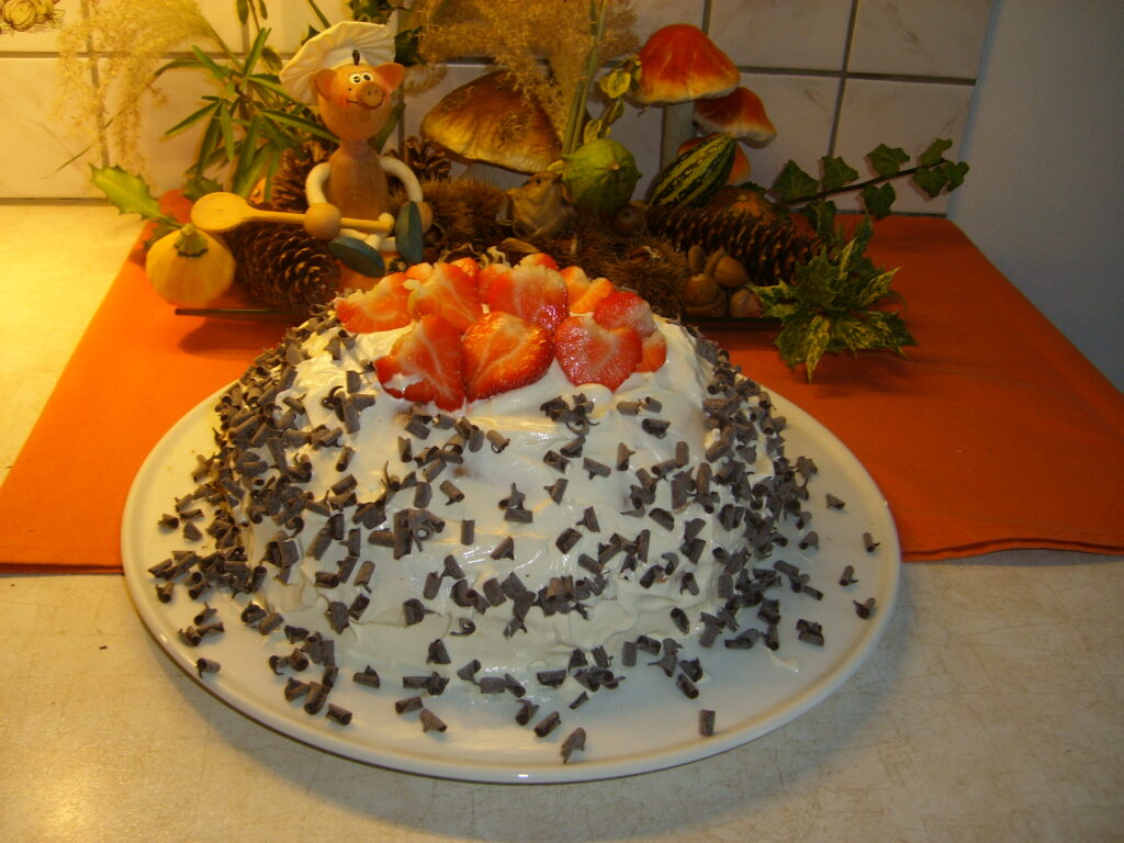 Biscuit met fruit bedolven onder de sneeuw