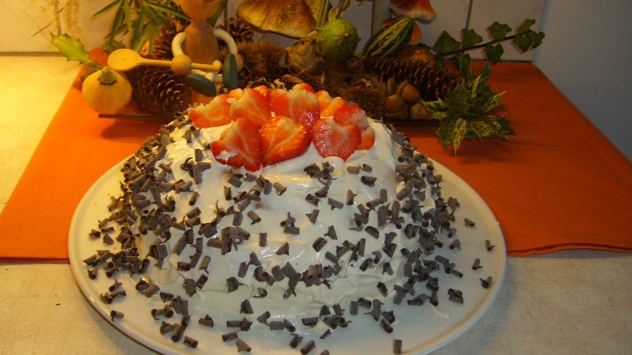 Biscuit met fruit bedolven onder de sneeuw