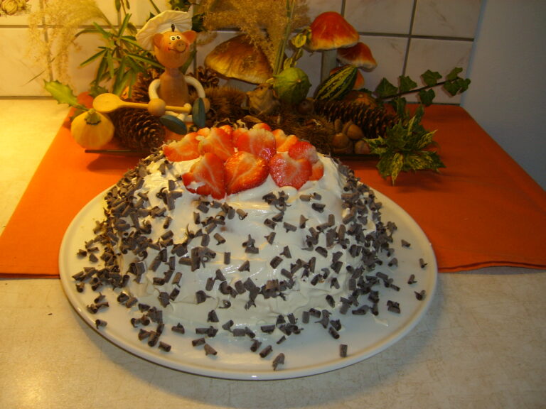 Biscuit met fruit bedolven onder de sneeuw