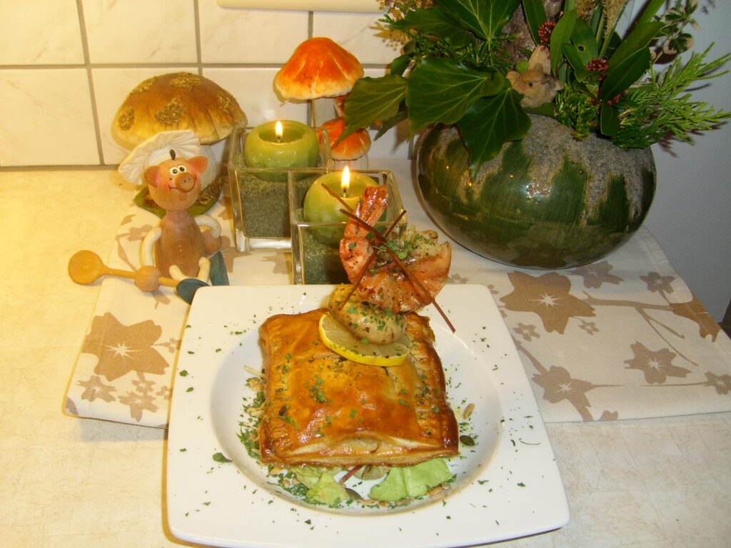 Bladerdeeggebak met wilde zalm en scampi’s