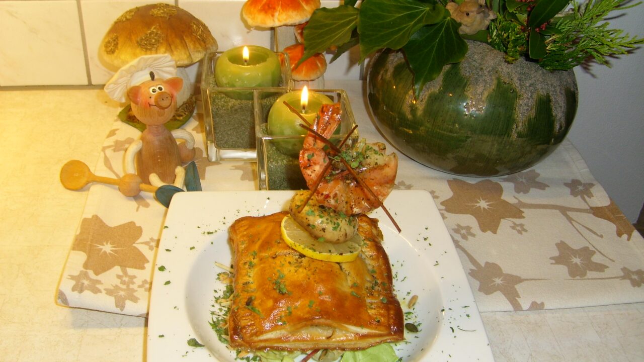 Bladerdeeggebak met wilde zalm en scampi’s