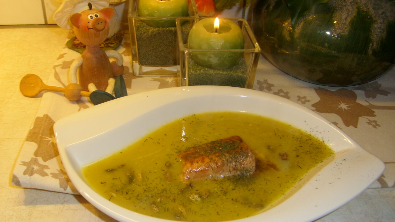 Soep: wilde zalm badend tussen de champignons