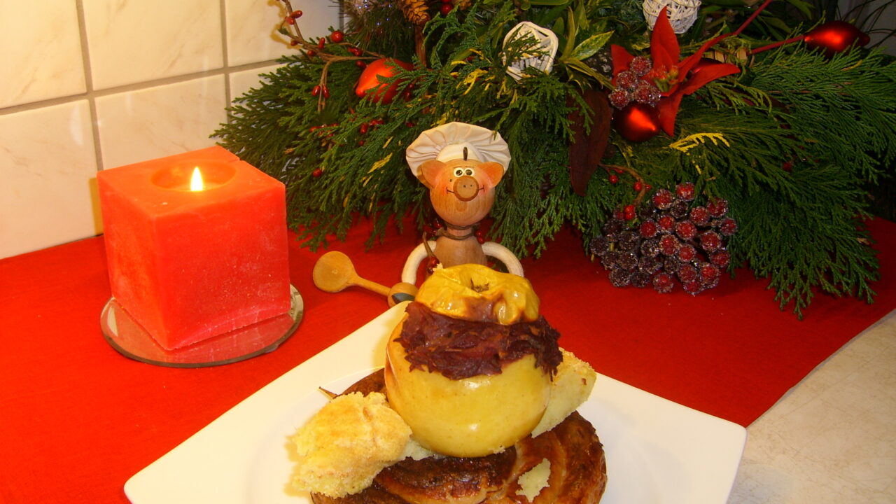 Gevulde appel met rode kool op een bed van chipolatta en puree