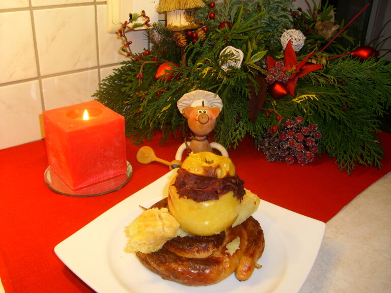 Gevulde appel met rode kool op een bed van chipolatta en puree