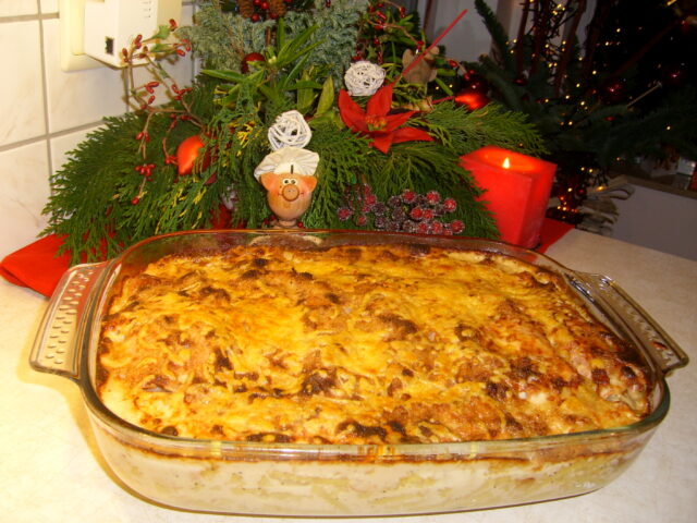 Macaroni met hespenrolletjes in kaasaus onder de grill