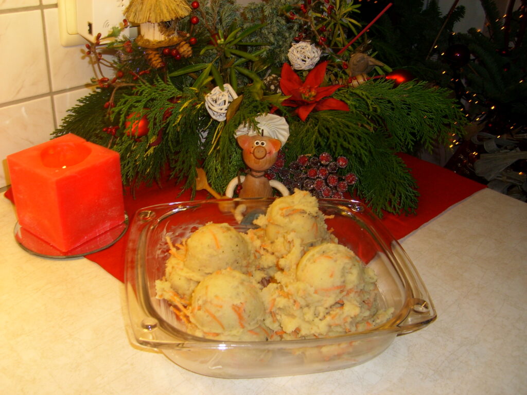 Aardappelpuree met kastanjes en geraspte wortelen